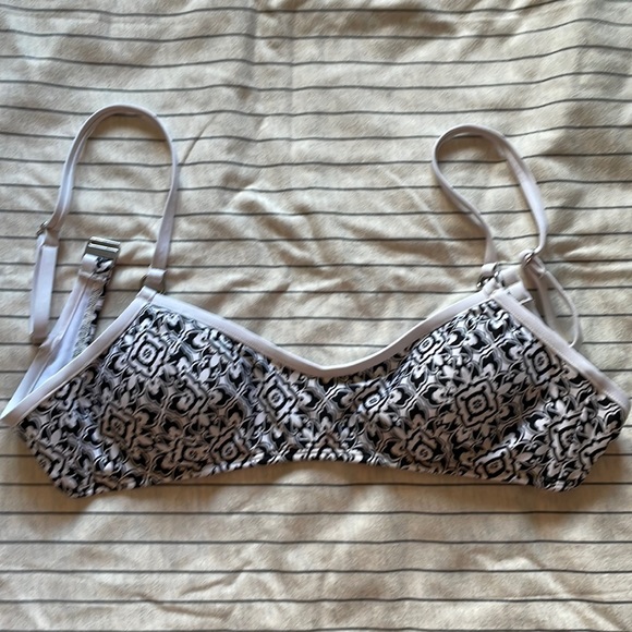 2/$15 Laundry by Shelli Segal Bikini Top XS - Picture 2 of 4